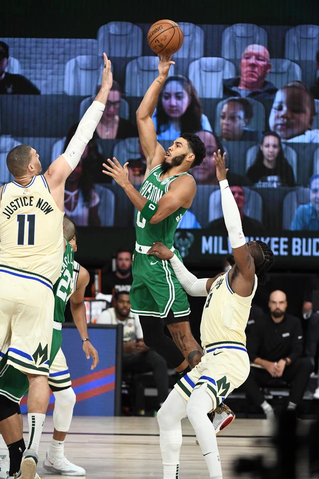 F1新赛季揭幕战 诺里斯雨中取胜.